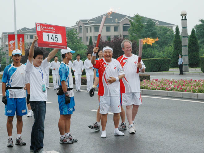 石永铎参加奥运火炬大连站传递