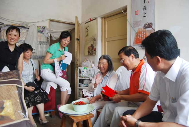 09走访六十年党龄老党员